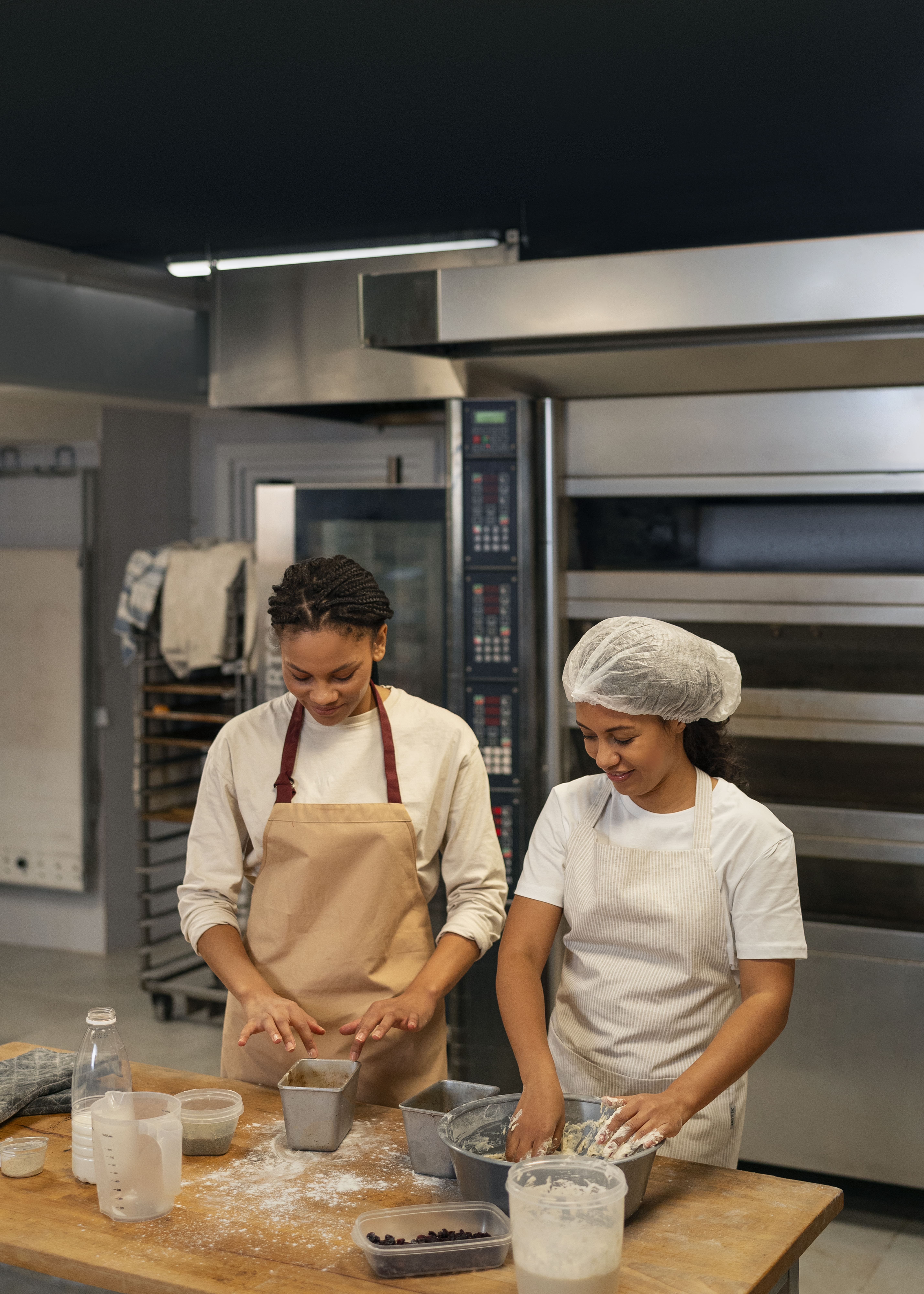 mulheres de tiro medio trabalhando na cozinha